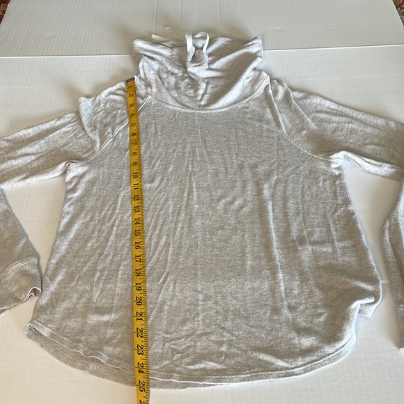 Hollister lightweight, cowlneck with strings, long sleeve shirt  ladies size M - Picture 10 of 12